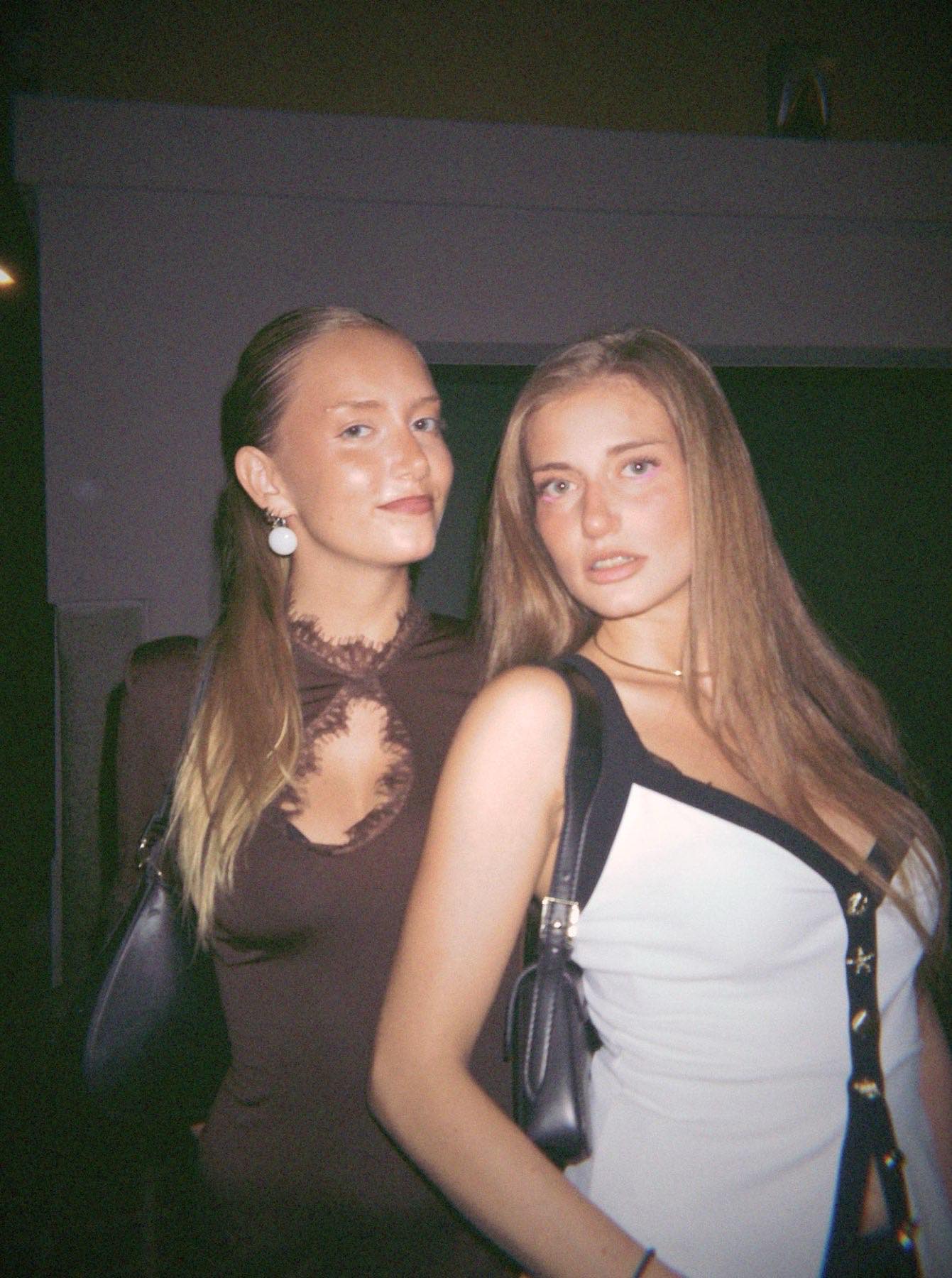 Due amiche in posa durante una serata in Taverna