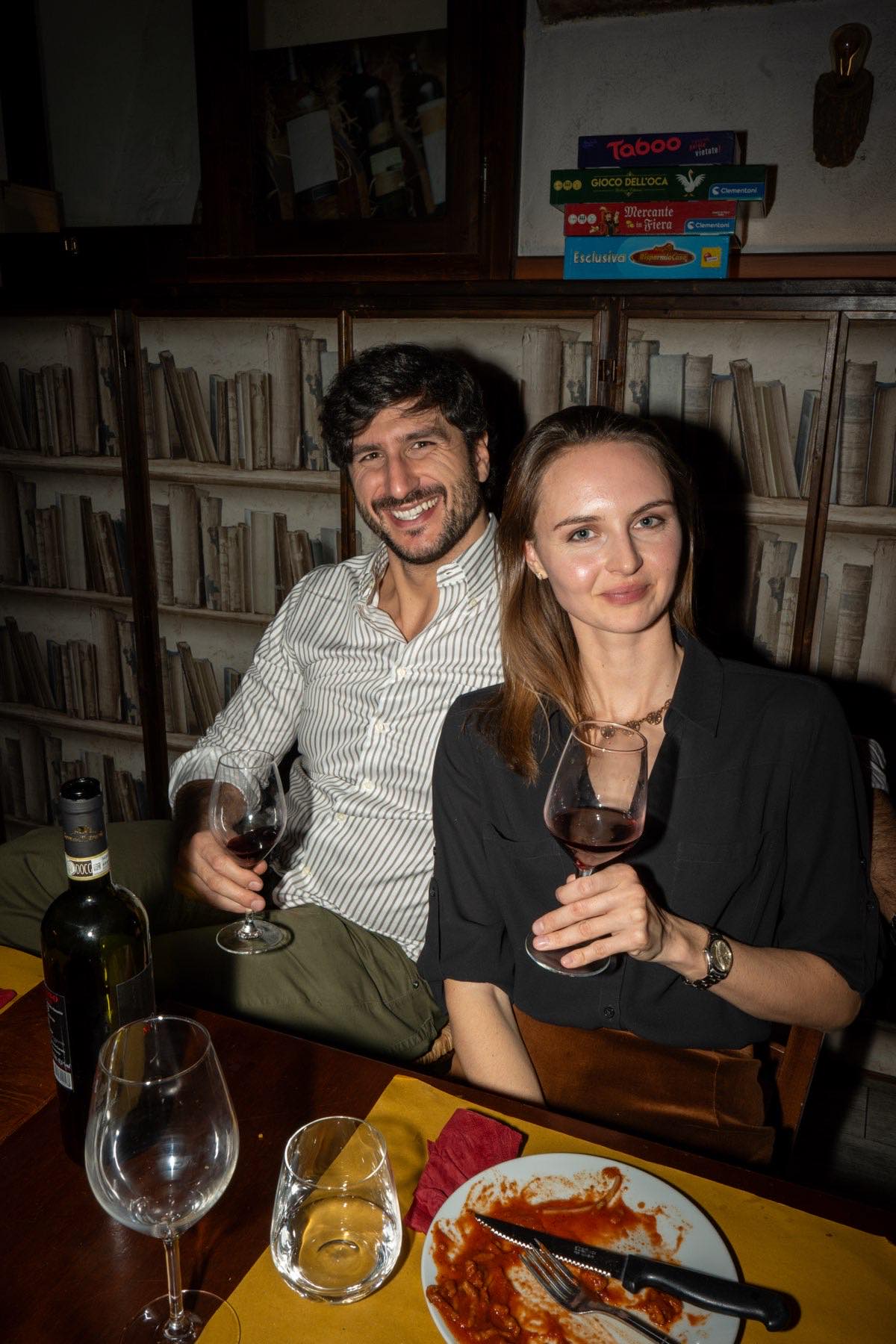 Gruppo di amici in una serata fuori dalla Taverna
