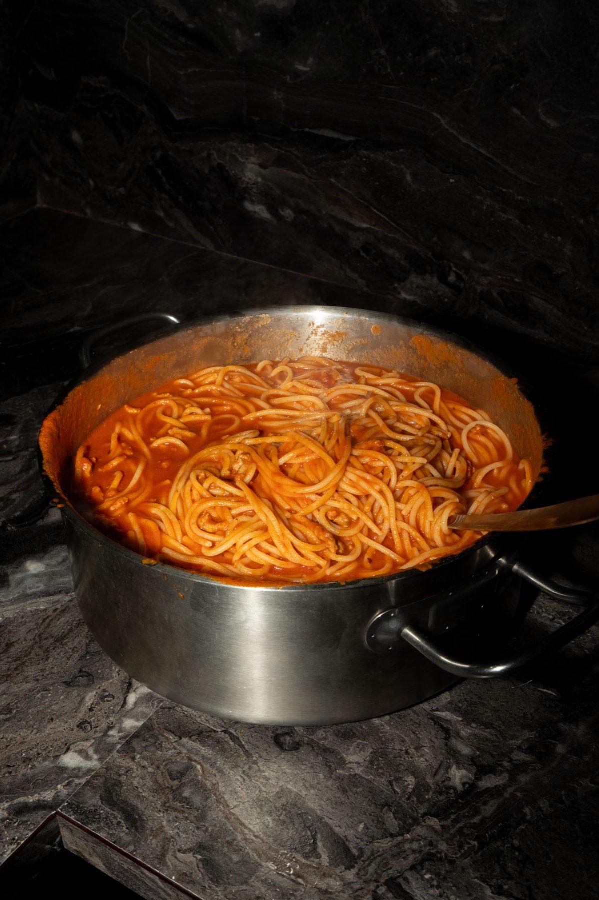 Pentolone di spaghetti al sugo pronti per essere serviti